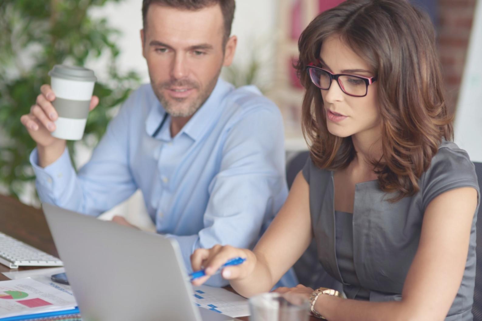 Équipe de professionnels travaillant sur des analyses budgétaires lors d'un atelier de formation